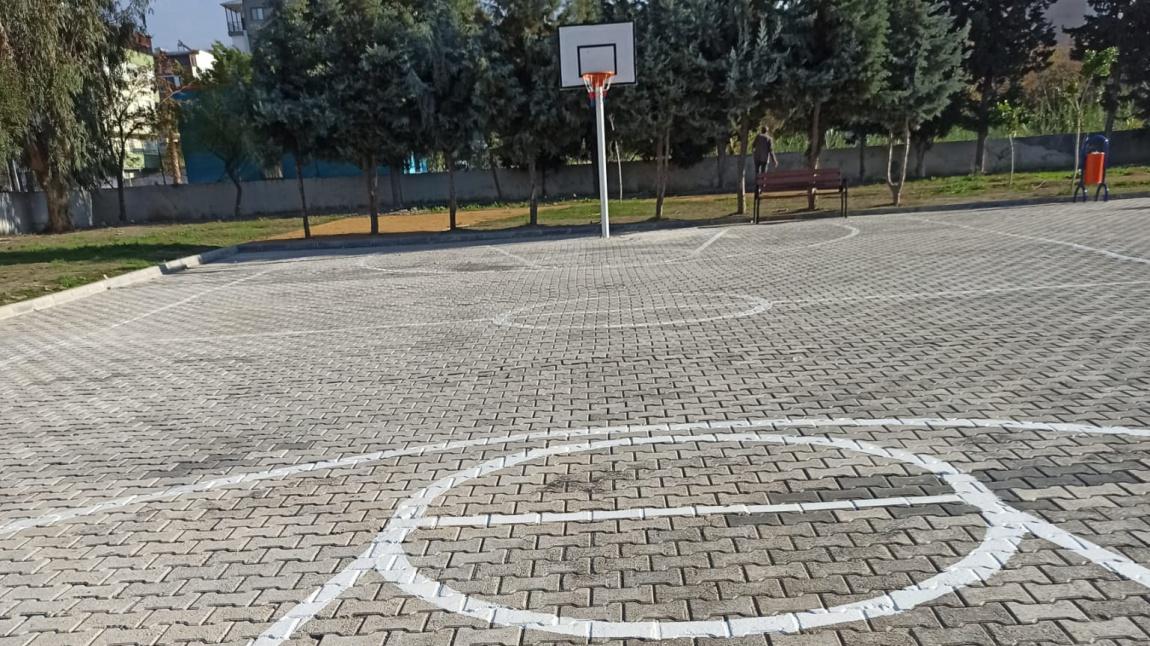 Okulumuz basketbol sahasının çizgileri belediye ekiplerince çizildi ve boyandı. 